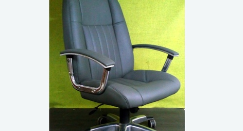 Перетяжка офисного кресла кожей. Бирюсинск